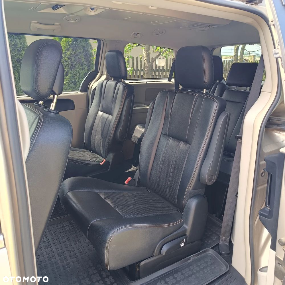 Chrysler Town & Country - 14