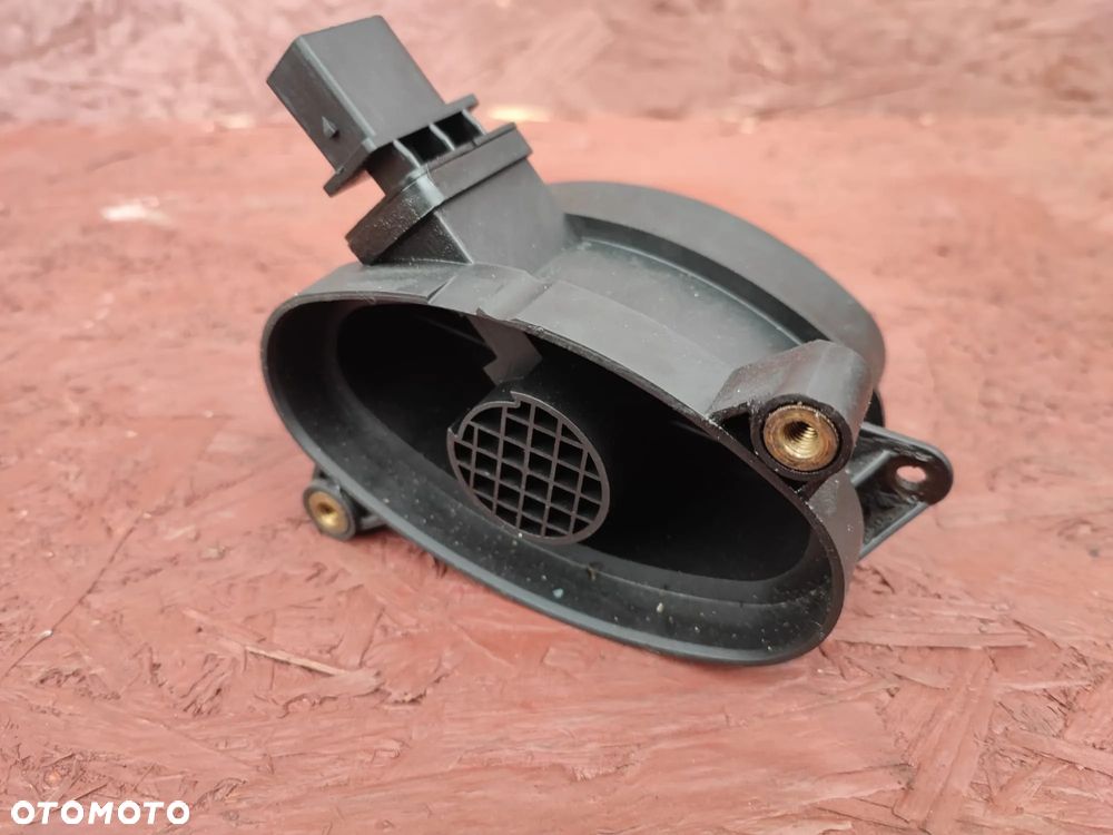 BMW E46 / E53 / E60 / E60 LCI / E61 / E61 LCI / E65 / E66 / E70 / E71 / E83 / E83 LCI / E87 / E90 / E90 LCI / E91 / E91 LCI / E92 / E93. ORYGINALNY PRZEPŁYWOMIERZ POWIETRZA DO SILNIKÓW M47D20N / M57D30. O NR: 7 788 744 OEM. SPRAWNA W 100%. - 1