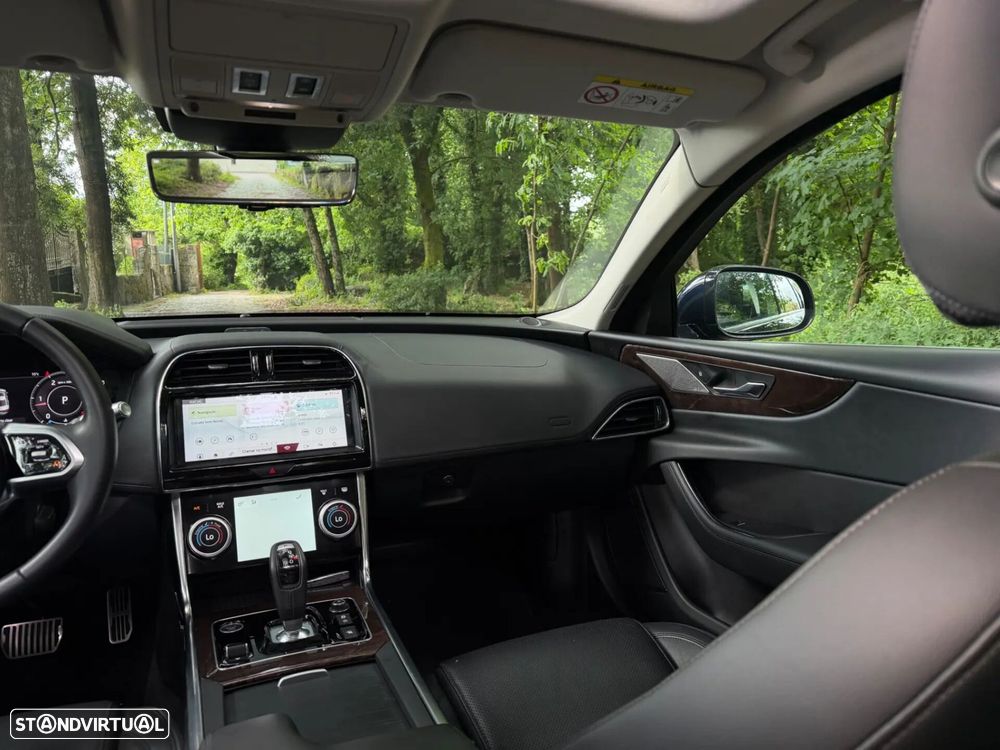 Jaguar XE 2.0 D R-Dynamic S - 28