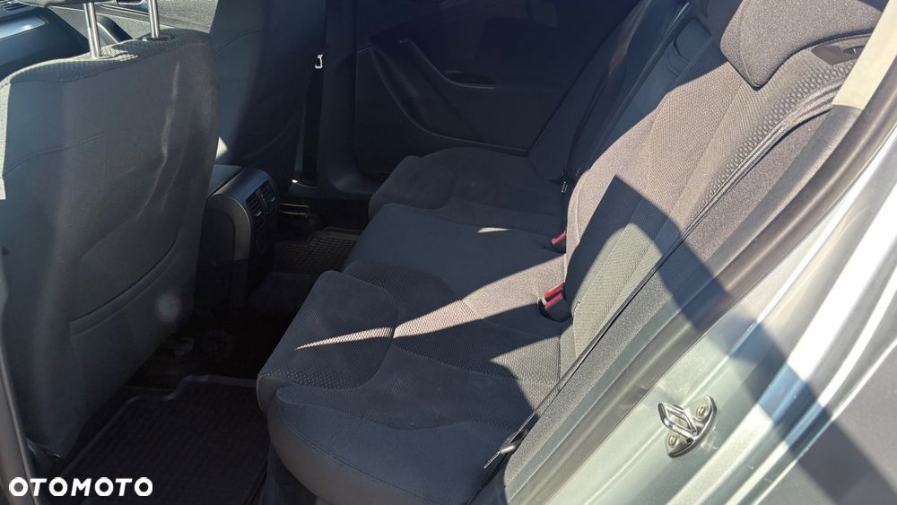 Volkswagen Passat 1.6 FSI Comfortline - 23