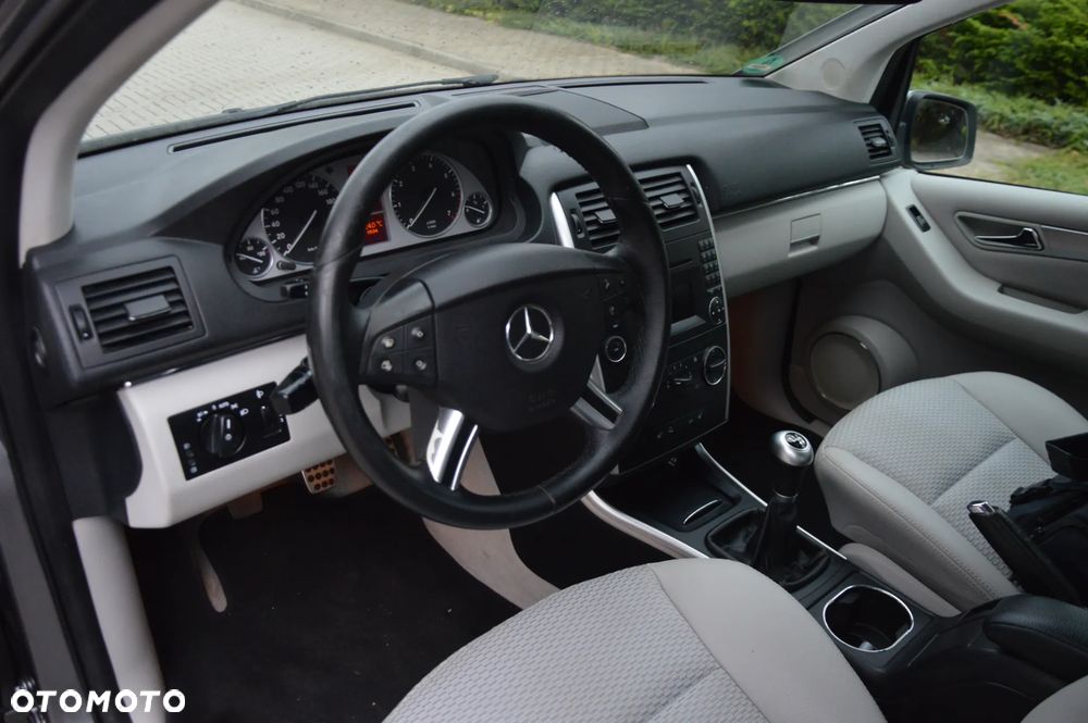 Mercedes-Benz Klasa B 180 BlueEFFICIENCY SPORT EDITION - 18