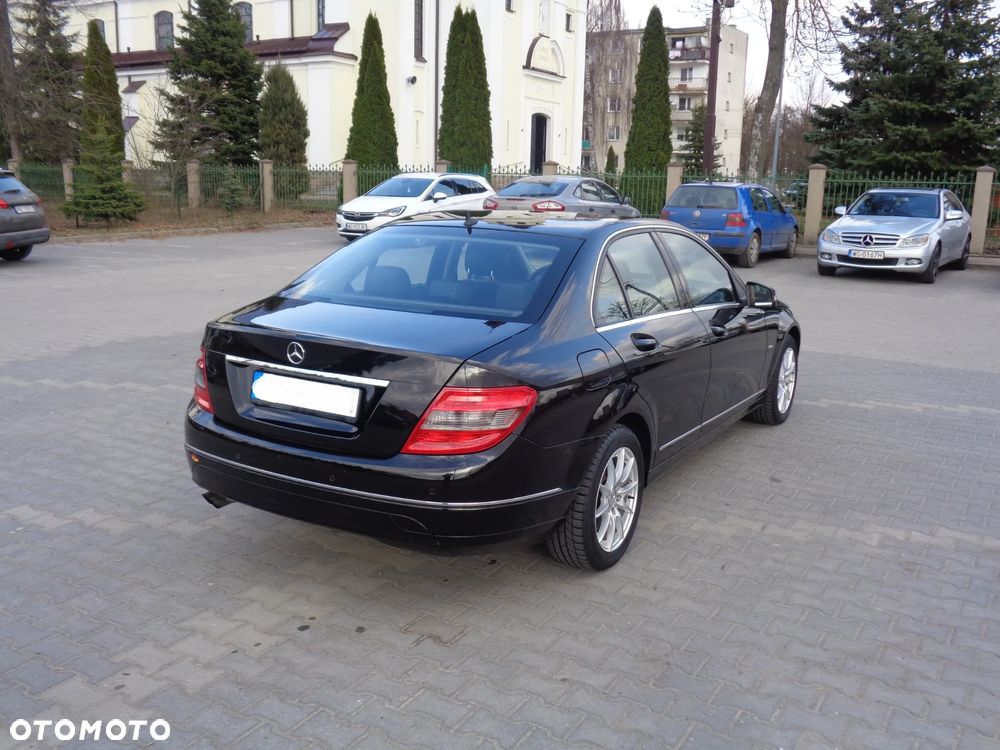 Mercedes-Benz Klasa C 180 CGI BlueEFFICIENCY Avantgarde - 4