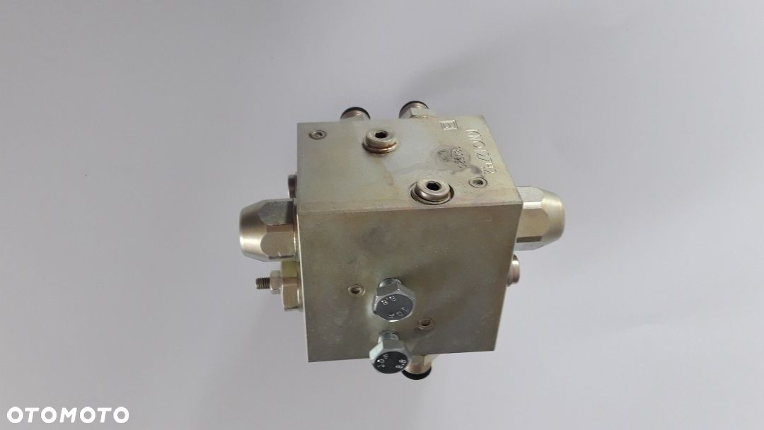 Kostka hydrauliczna pługa Kverneland  KK012742R ,  KN012742 - 3