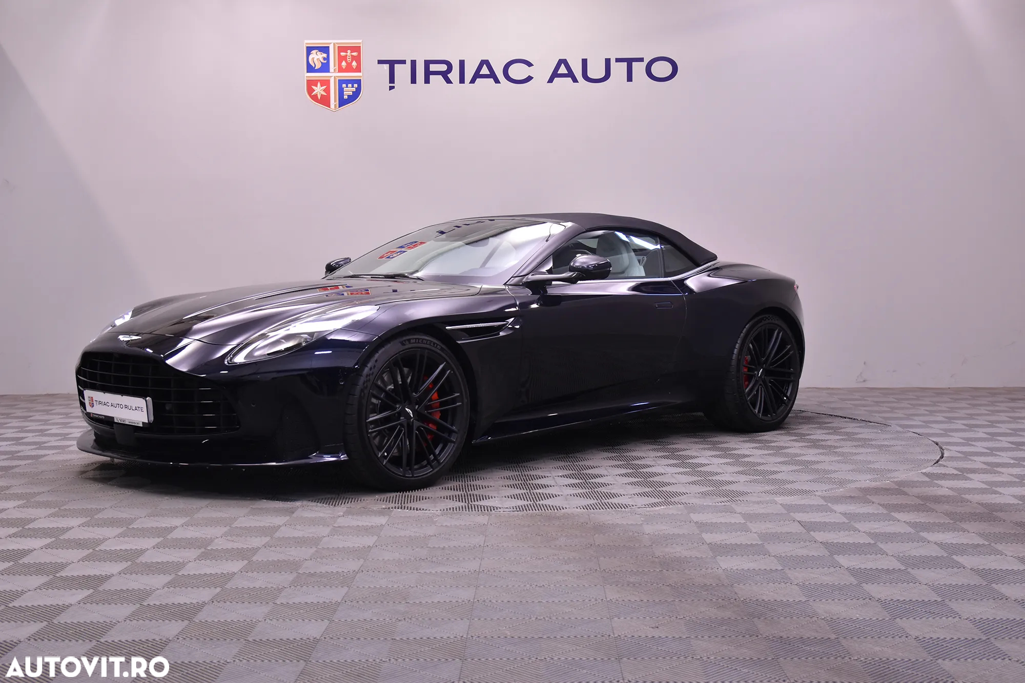 Aston Martin DB12 Volante - 2