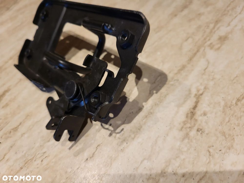 ZAMEK POKRYWY SILNIKA FELICIA M98 DOLNY (S0709) - 2