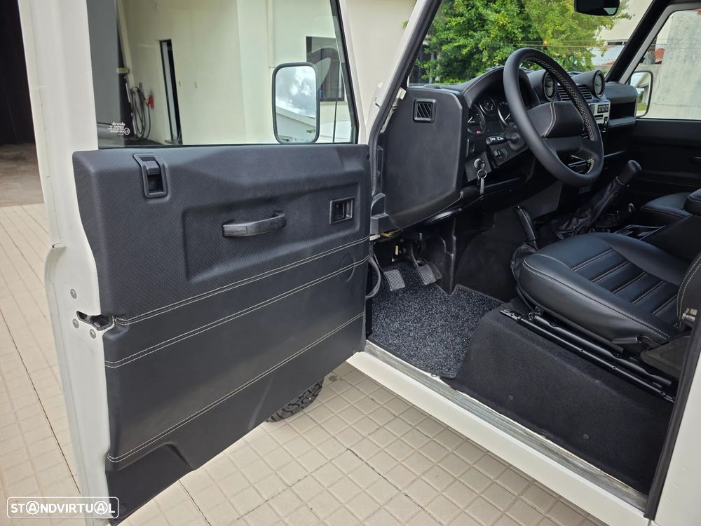 Land Rover Defender 90 2.4 CRD S - 47