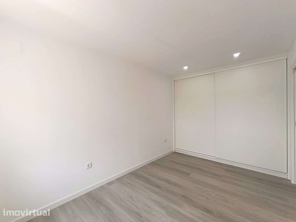 Moradia T2 completamente remodelada com logradouro - Grande imagem: 4/17