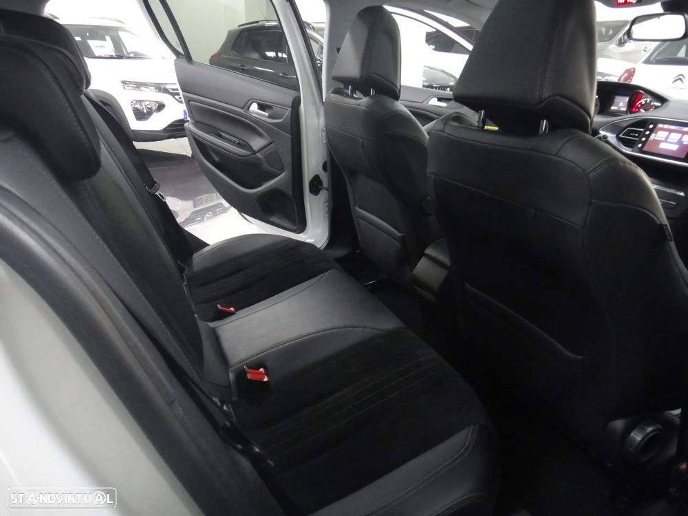 Peugeot 308 1.2 PureTech Allure EAT6 - 17