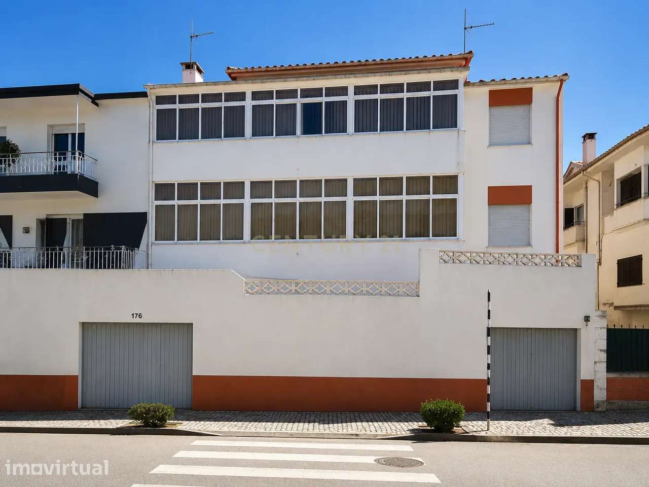 Prédio com 2 T3 Independentes e Garagens | Quintal Privativo | Cruz de - Grande imagem: 3/14