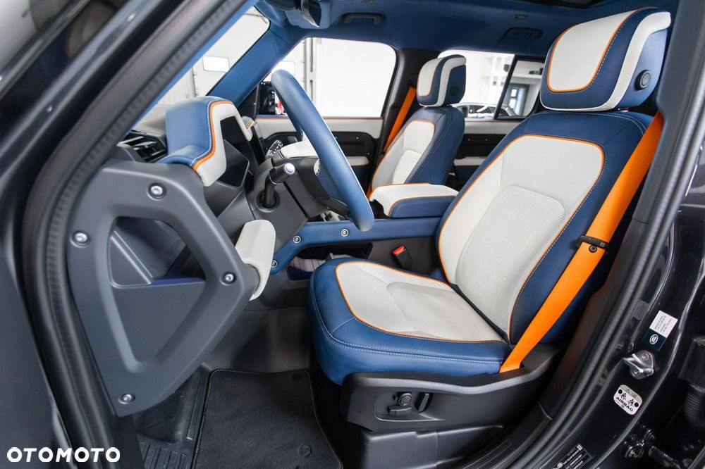Land Rover Defender - 32