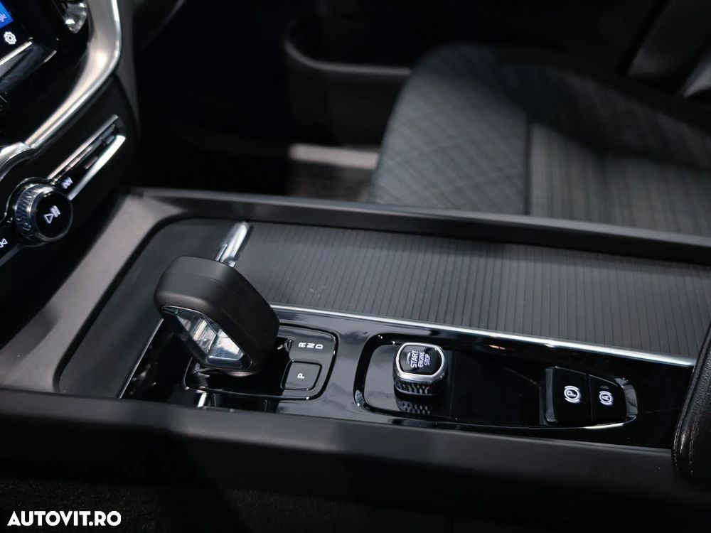 Volvo XC 60 B4 MHEV Momentum Pro - 19