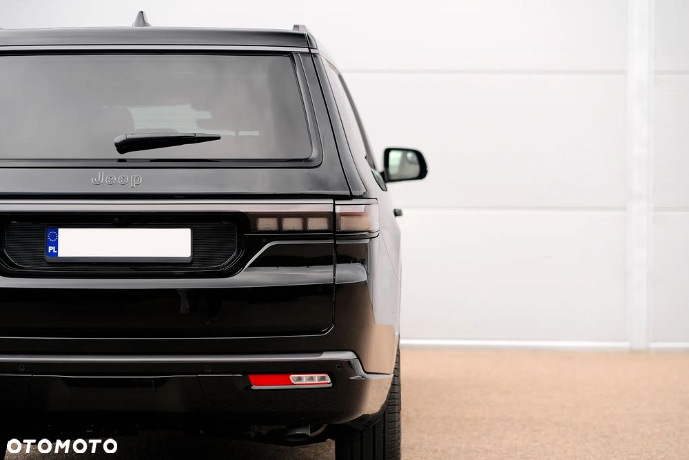 Jeep Grand Wagoneer - 16
