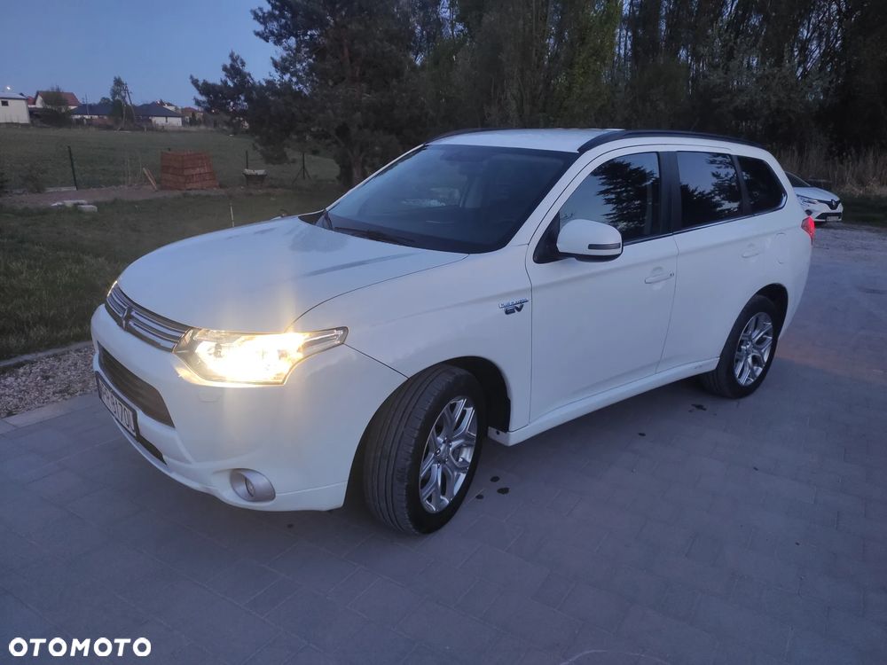 Mitsubishi Outlander Instyle NAVI + - 15