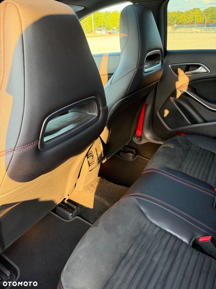 Mercedes-Benz CLA 250 4-Matic AMG Line - 13