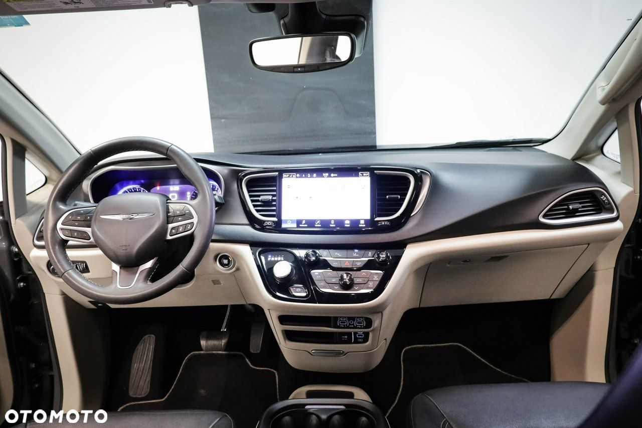 Chrysler Pacifica - 16