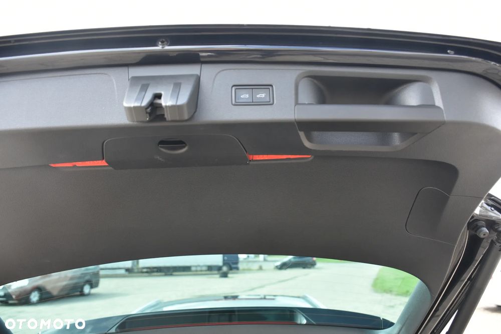 Volkswagen Passat Variant 2.0 TDI SCR DSG 4Motion Business - 31