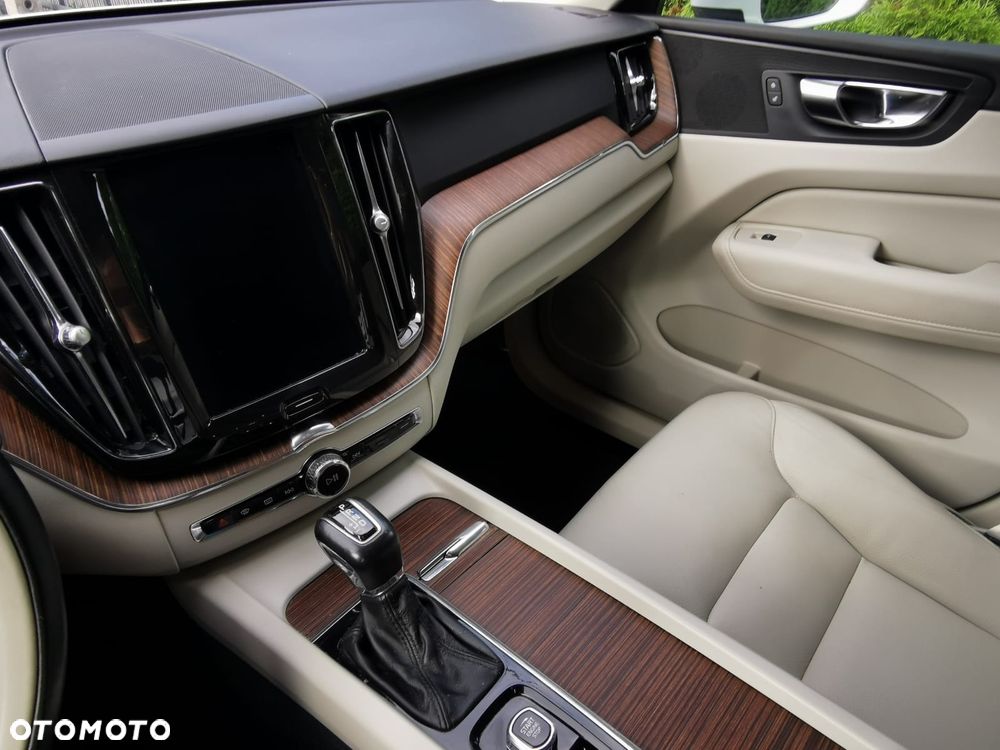 Volvo XC 60 T5 AWD Geartronic Momentum Pro - 25
