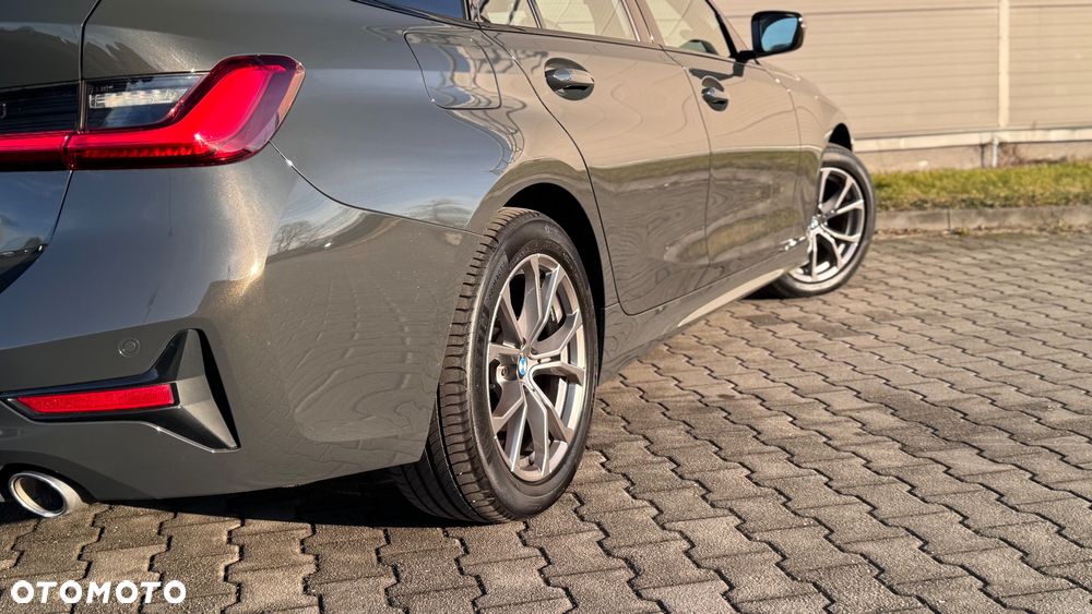 BMW Seria 3 318d Sport Line Shadow - 16