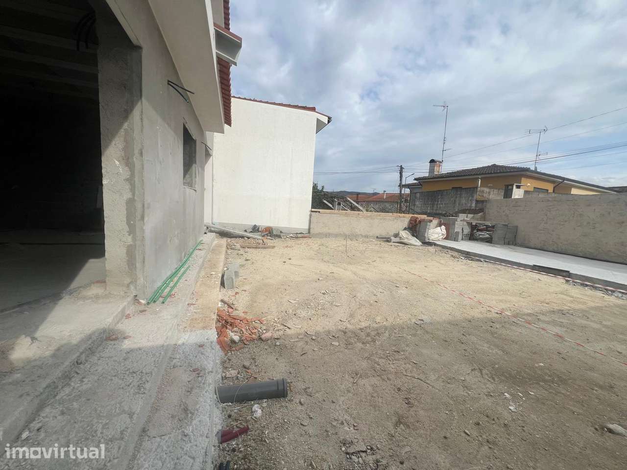 Moradia T4 em Fase Final de Construção com Piscina — Centro de Chaves - Grande imagem: 5/37