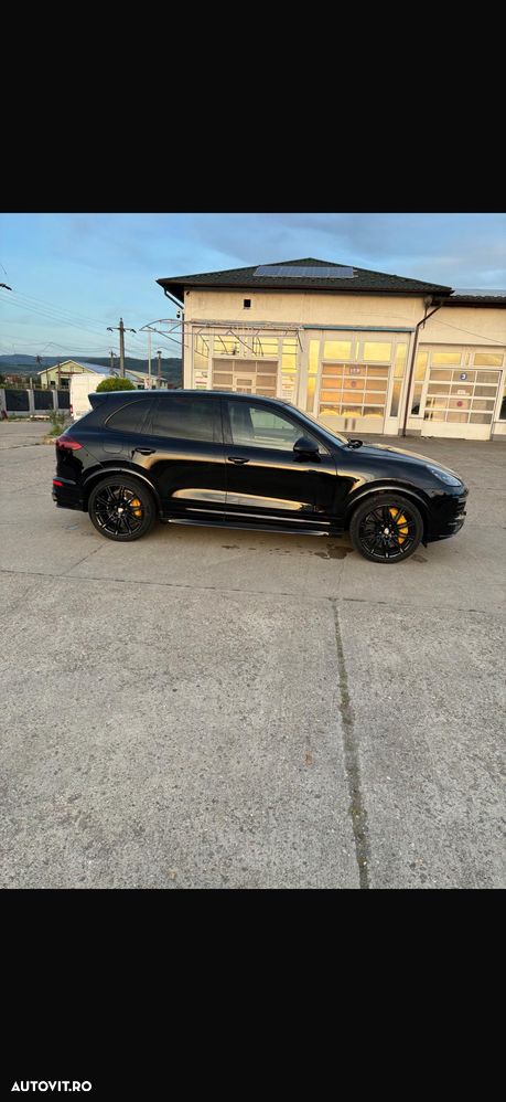 Porsche Cayenne 4.8 L Turbo S - 3