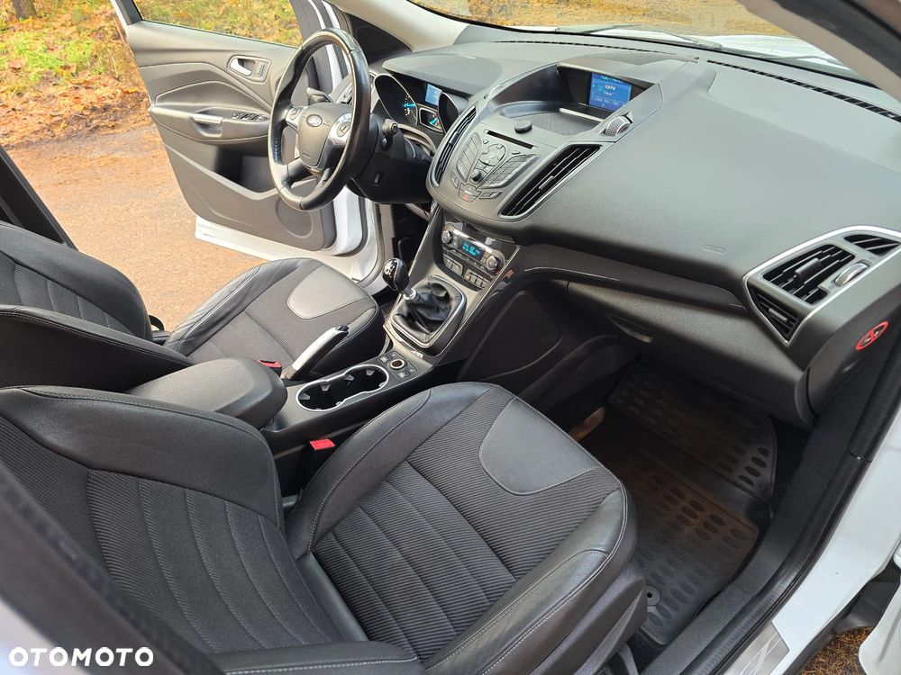 Ford Kuga 1.6 EcoBoost 2x4 Titanium - 24