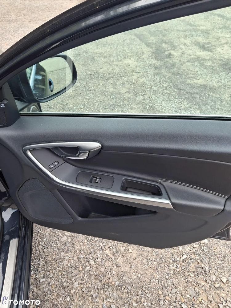 Volvo V60 D2 R-Design - 23