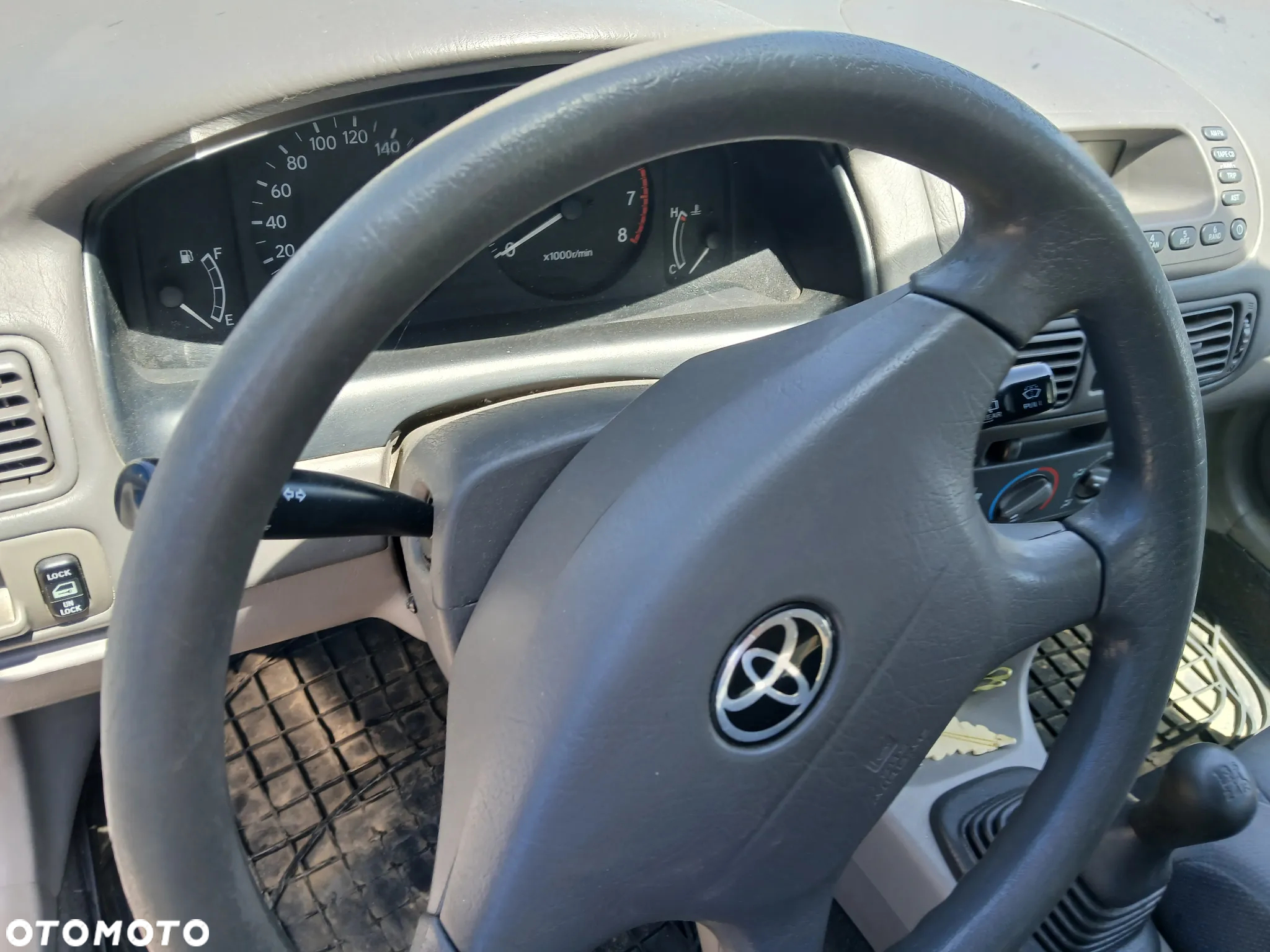 toyota corolla E11 HB fotel fotele kanapa deska kokpit podsufitka boczek boczki klamka podłokietnik - 4