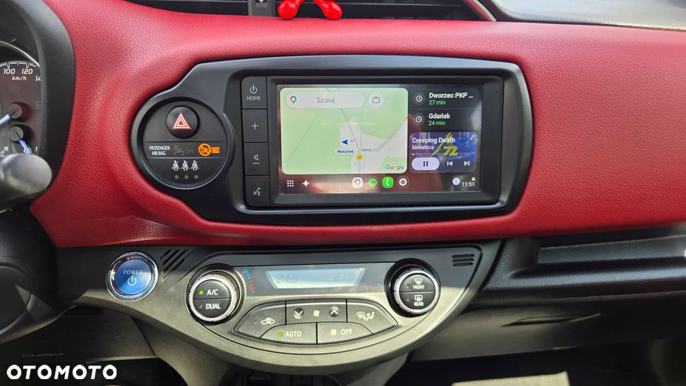 Toyota Yaris Hybrid 100 Selection - 23