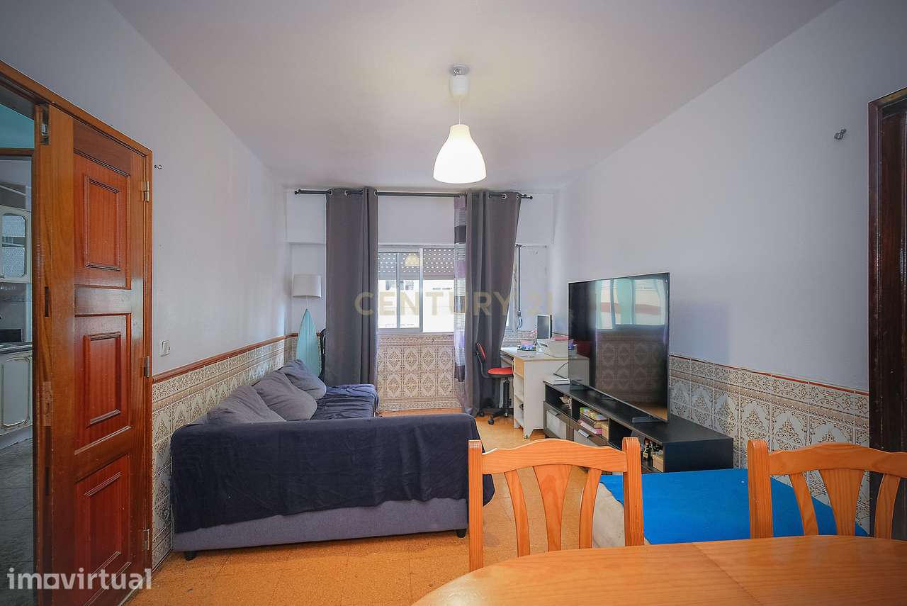 T2 no Cacém | 65 m² | 1.º Andar | Excelente Potencial - Grande imagem: 3/25