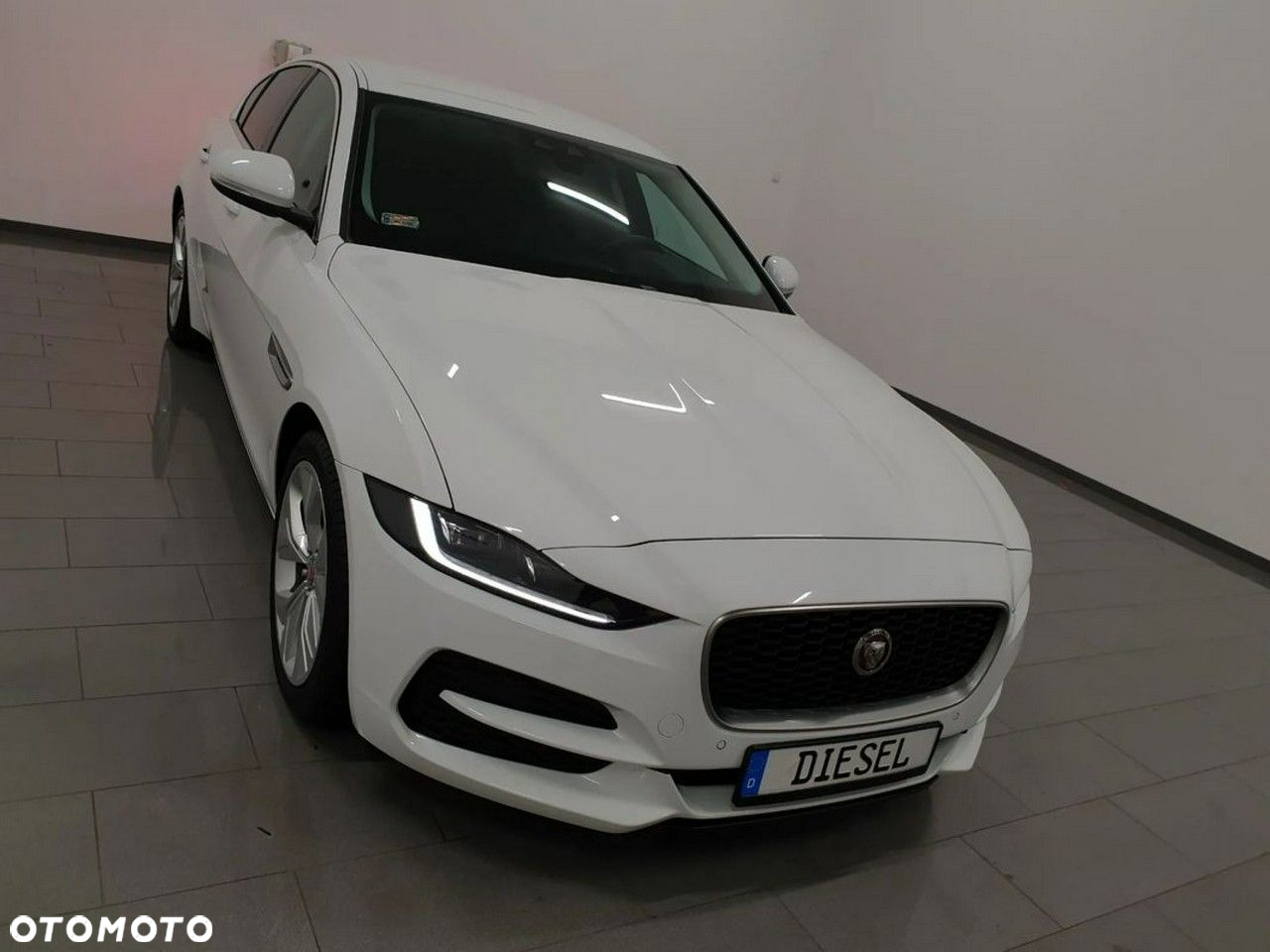 Jaguar XE 2.0 D180 SE - 37