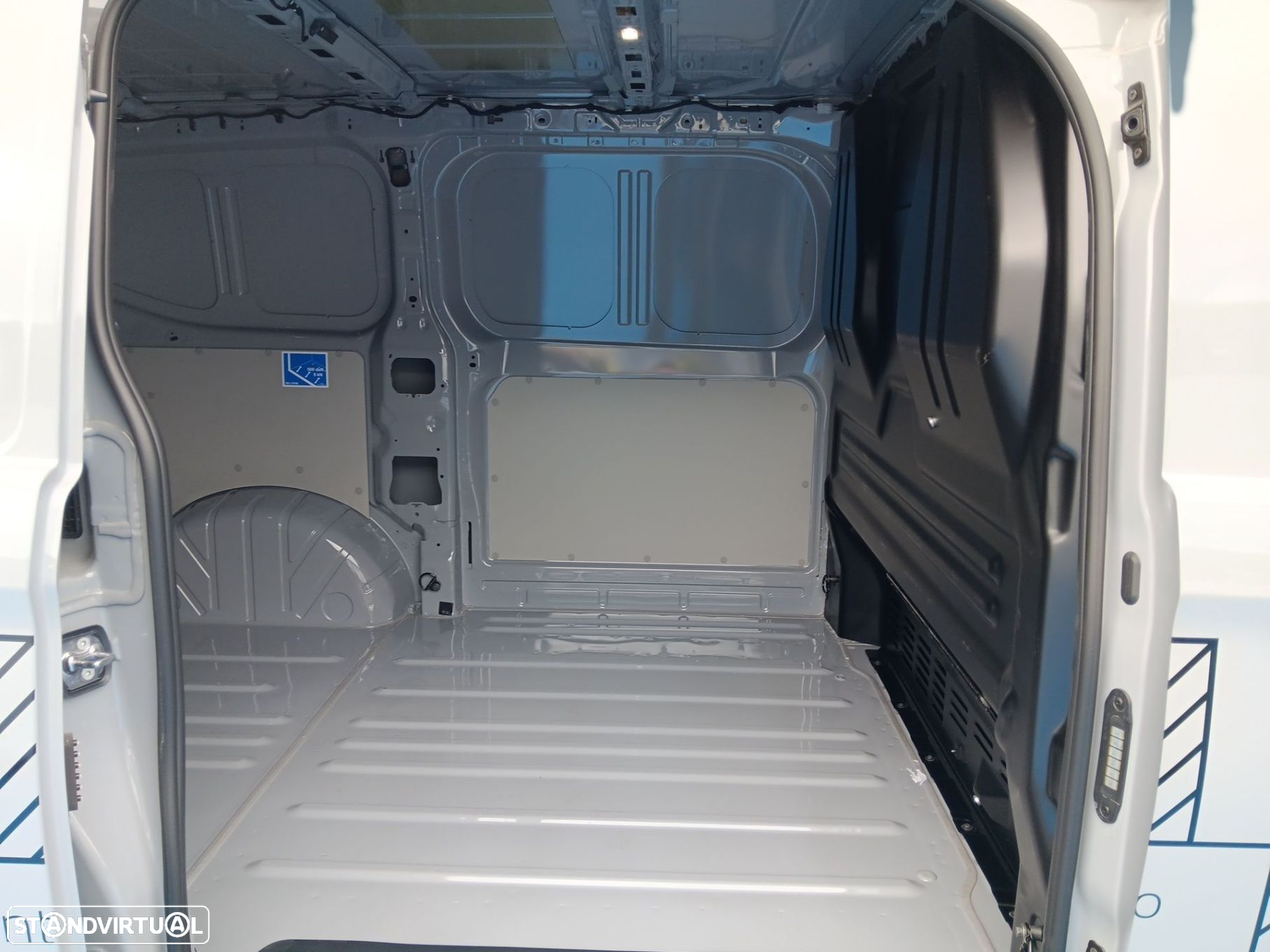 VW Transporter Cargo L1H1 2.0TDI 110 M6 - 10