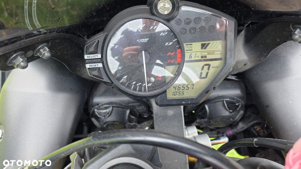 Yamaha R1 - 4