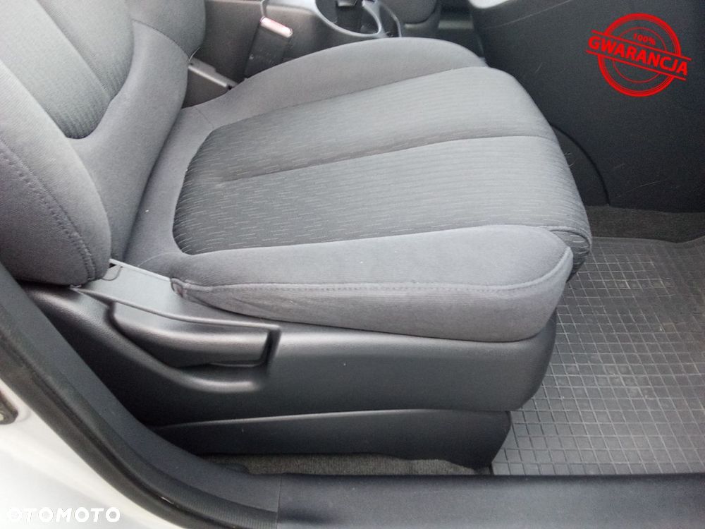 Kia Carens - 31