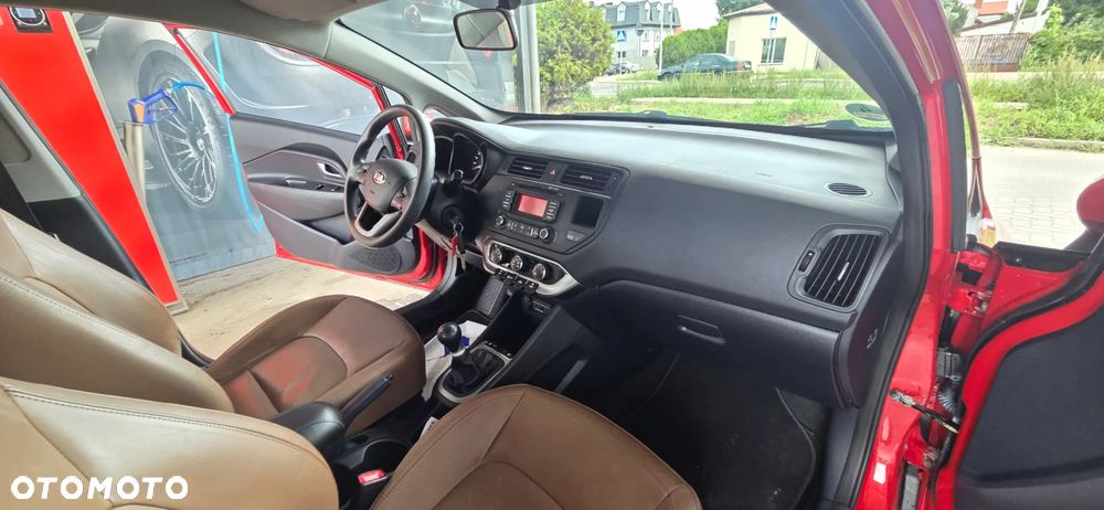 Kia Rio 1.2 Fifa World Cup Edition - 38