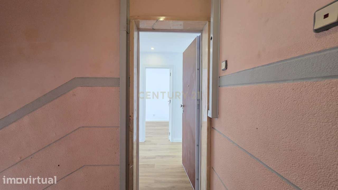 T2 Totalmente Remodelado em Queluz – Pronto a Habitar - Grande imagem: 2/18