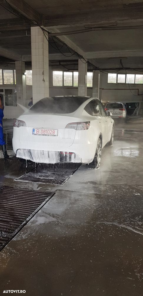 Tesla Model Y - 3