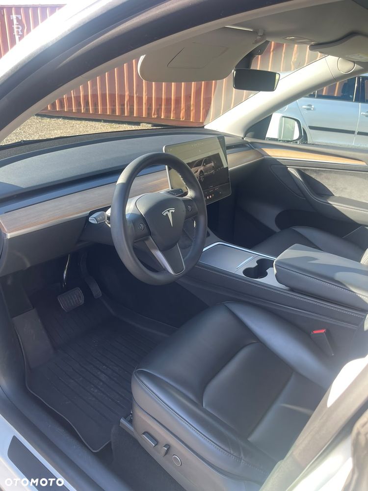 Tesla Model Y - 11