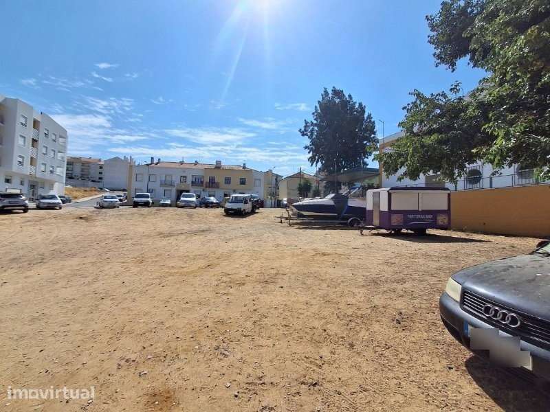 Terreno Urbano com Edifício Aprovado para 11 T2 e 7 T3, no Coração de - Grande imagem: 4/23