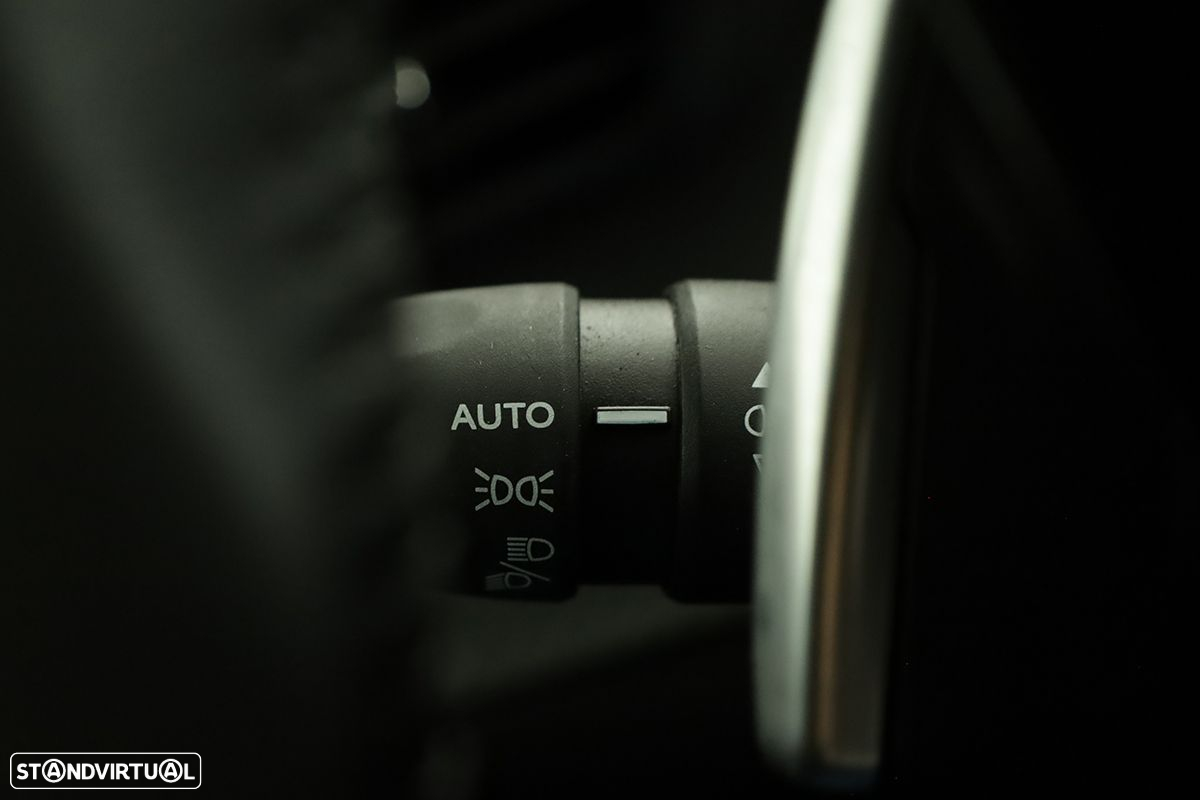 Peugeot 2008 1.2 PureTech Allure EAT8 - 17