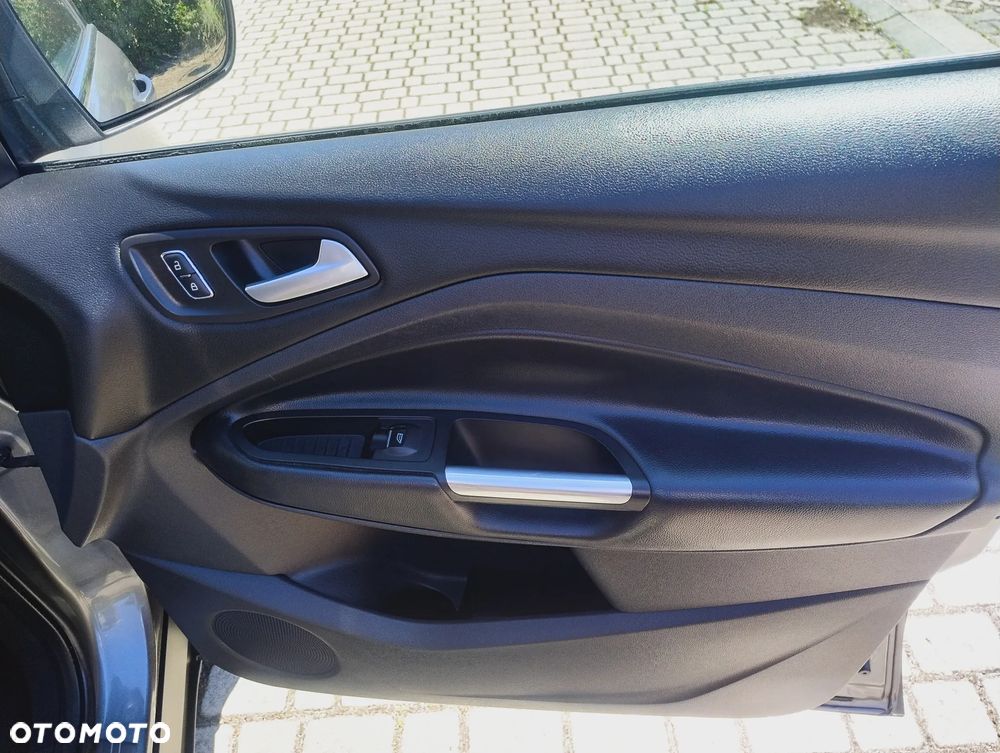 Ford Kuga 2.0 TDCi 2x4 Titanium - 16