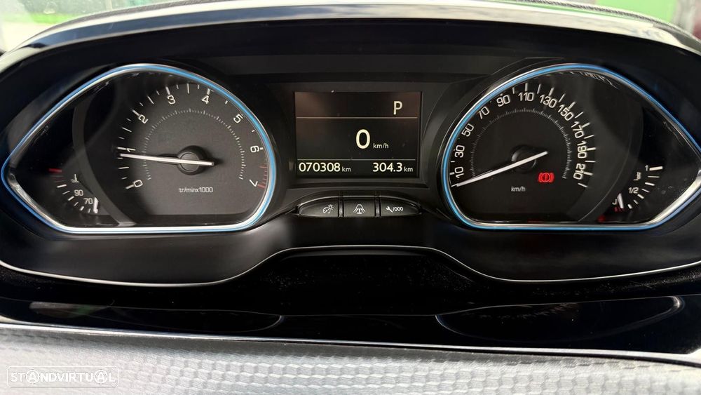 Peugeot 2008 1.2 PureTech Allure EAT6 - 21