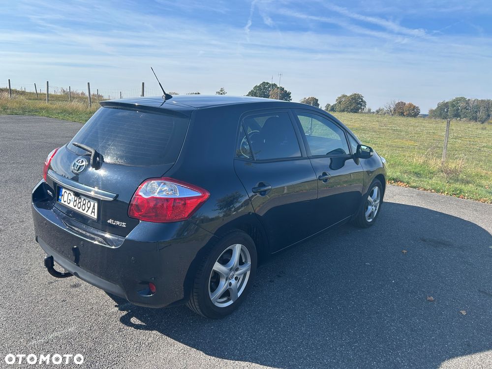 Toyota Auris 2011 photo 2