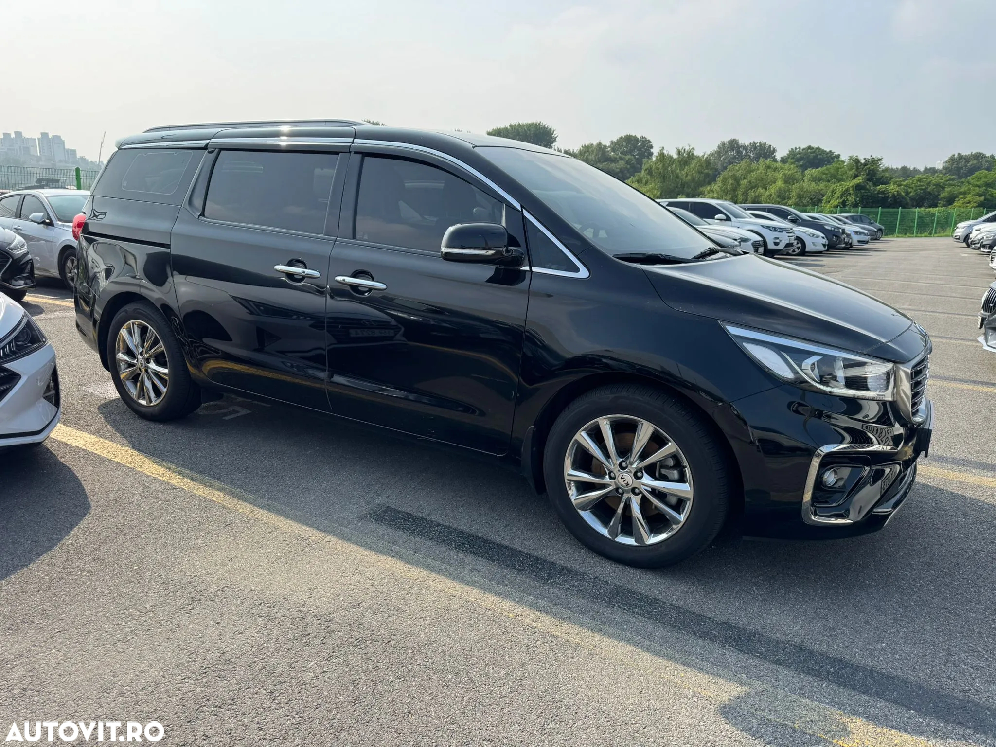 Kia Carnival - 2