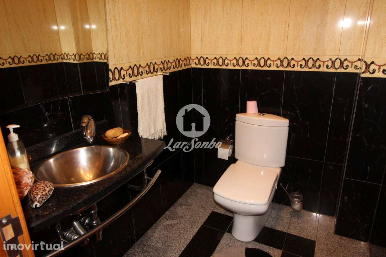 Moradia V4 com áreas amplas e acabamentos de qualidade em Fafe - Grande imagem: 4/14