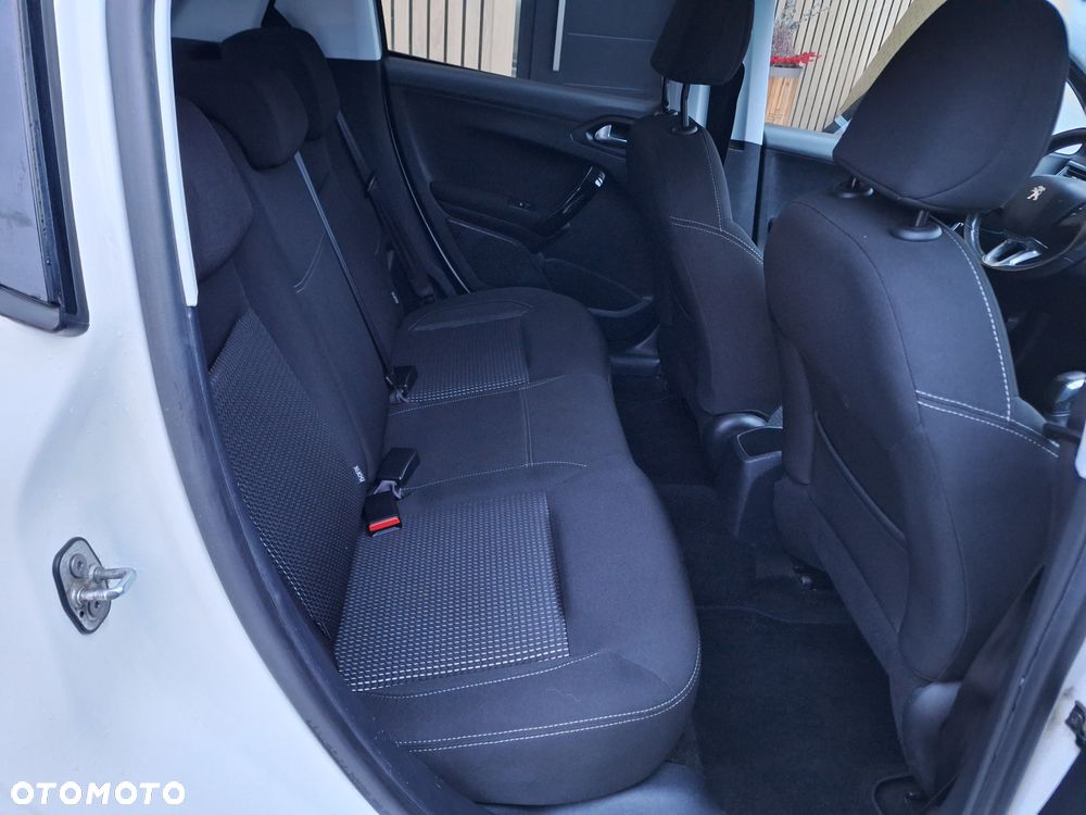 Peugeot 208 - 10