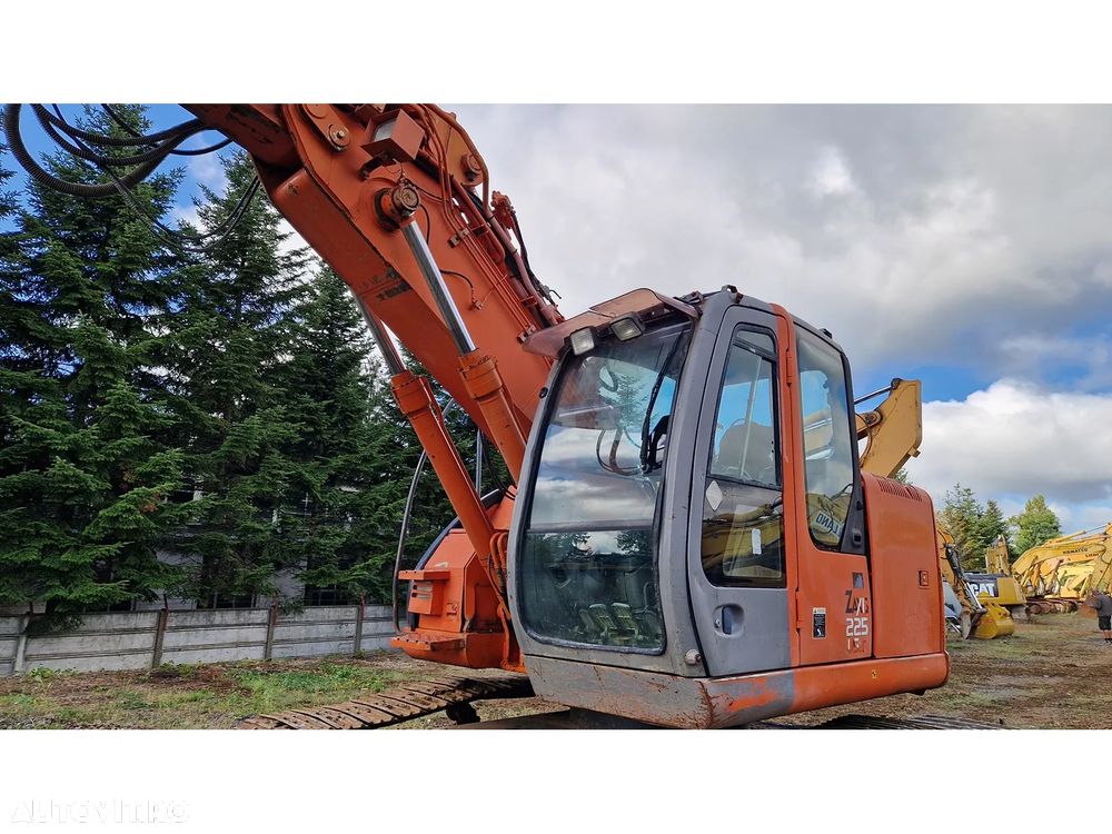 Hitachi ZX225USLC - 8