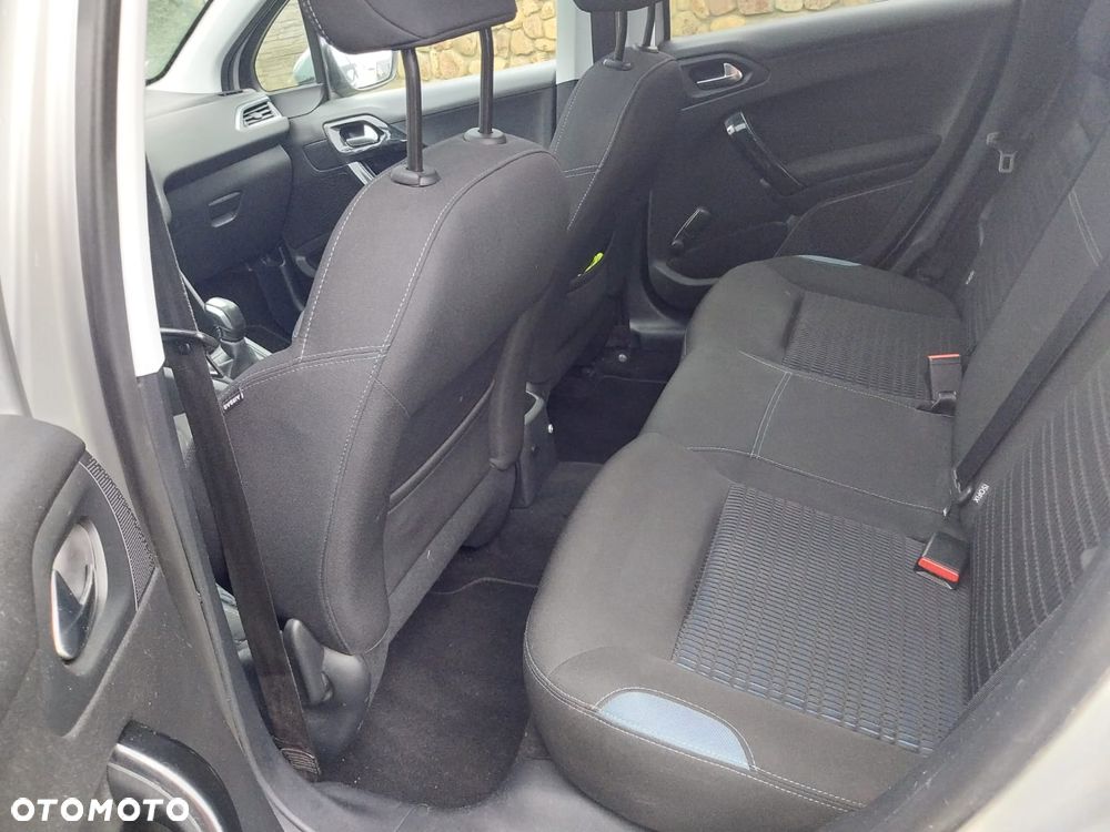 Peugeot 208 - 18