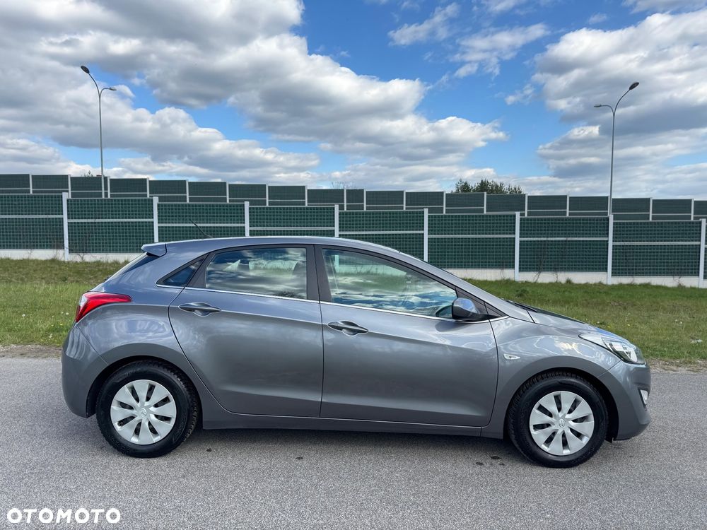 Hyundai i30 blue 1.4 - 4
