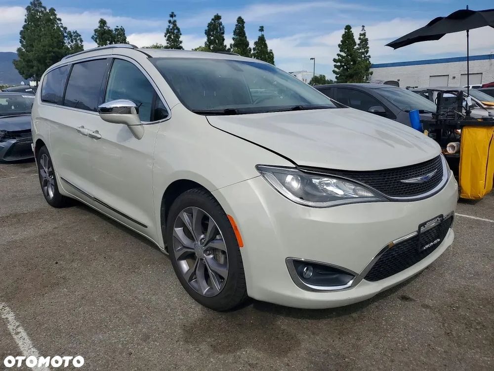 Chrysler Pacifica - 2