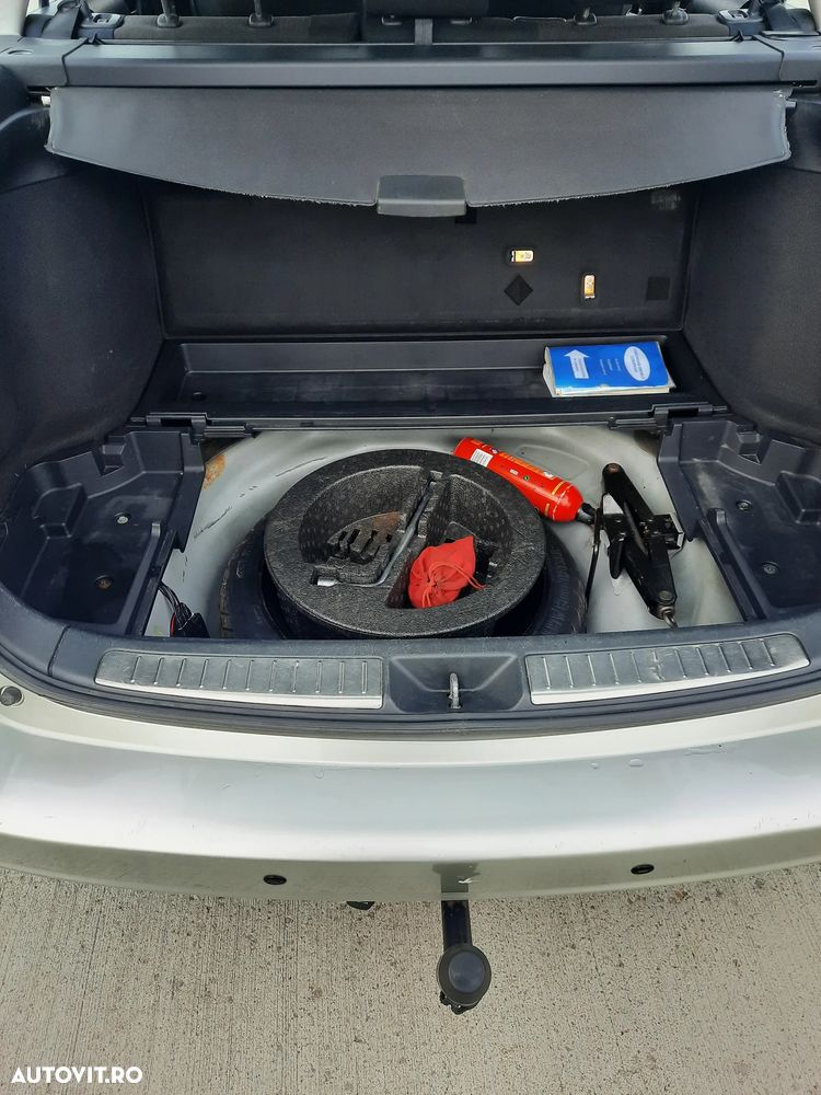 Toyota Avensis 2.2 D-4D Sedan Sol - 4